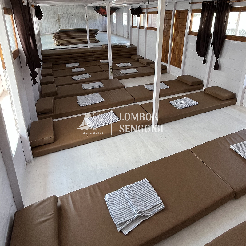 Sharing Deck Room